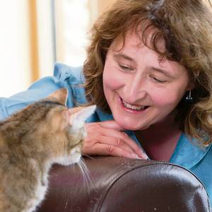 Sandra McCune - why cats like boxes
